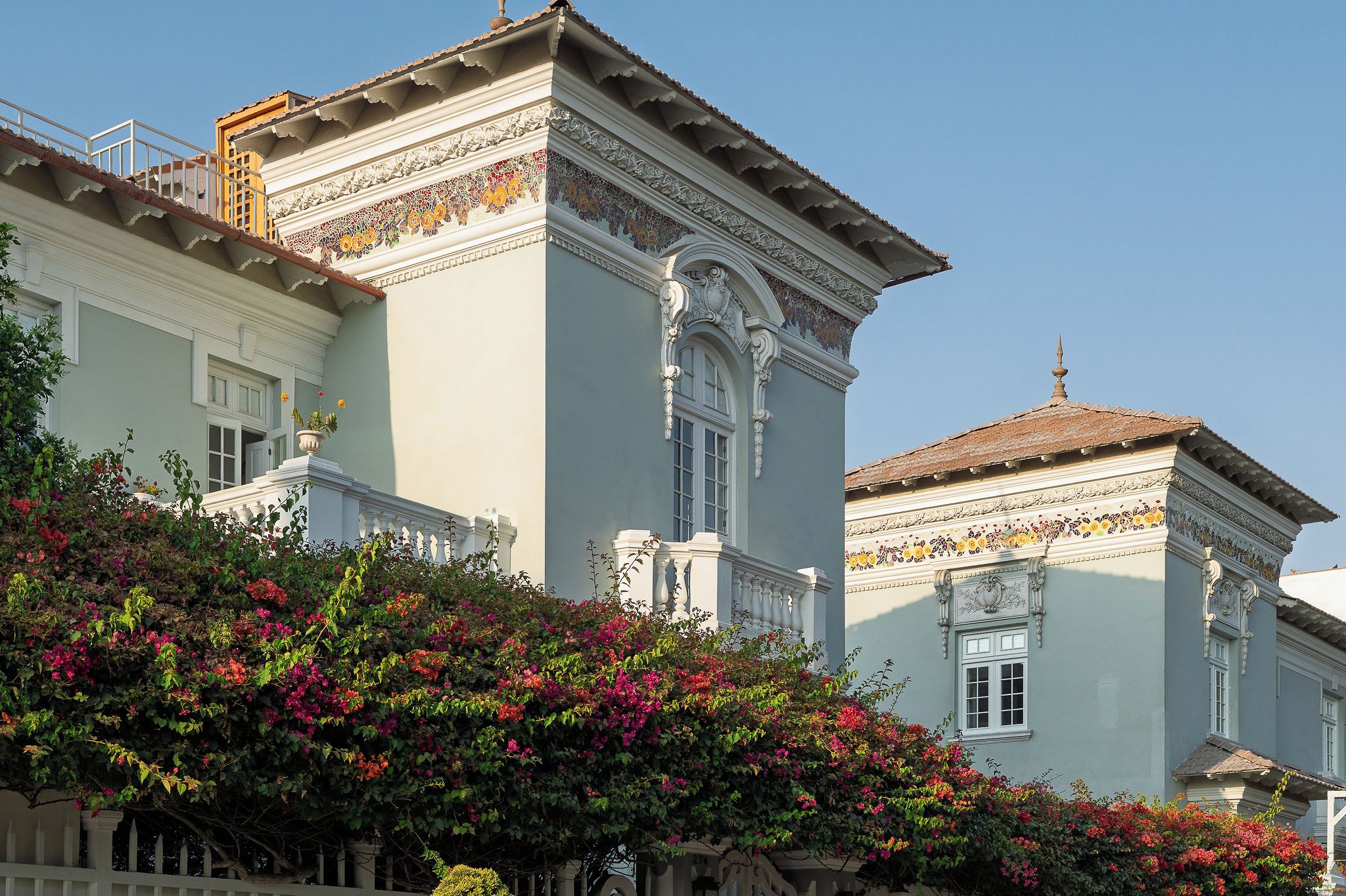 Un edificio de arquitectura clásica, con columnas ornamentales y molduras decorativas.