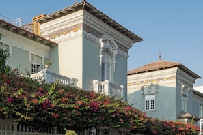 A building with classical architecture, including ornate columns and decorative moldings. - Villa Barranco by Ananay Hotels (Lima)