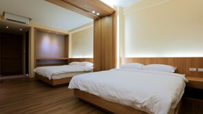 Quadruple Room | Premium bedding, individually decorated, individually furnished, desk - Station 100m B&B (Hualien City)