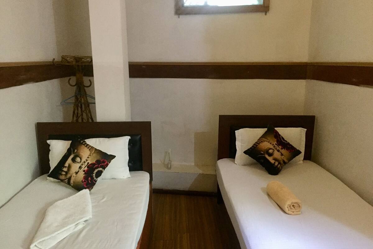 Escritorio, espacio para trabajar con laptop y wifi gratis