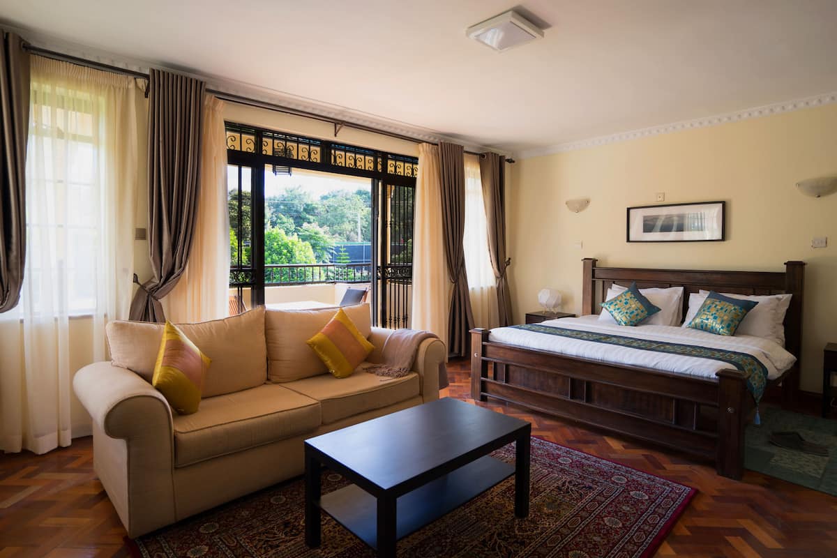 Junior Suite | In-room safe, desk, soundproofing, iron/ironing board (on request)