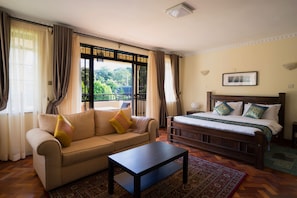 Junior Suite | In-room safe, individually decorated, individually furnished, desk
