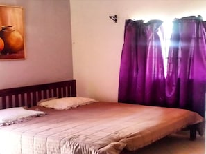 Comfort-bungalow, 4 makuuhuonetta, näköala puutarhaan, järven rannalla | Ylelliset vuodevaatteet, työpöytä, silitysrauta/-lauta