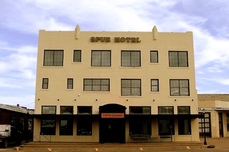 Front of property. Spur Hotel