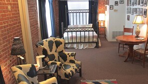 Iron/ironing board, free WiFi, bed sheets - Spur Hotel (Archer City)