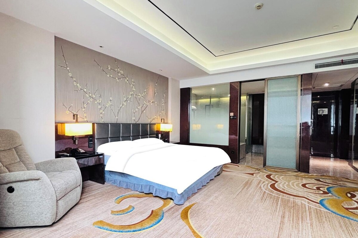 Minibar, in-room safe, desk, blackout curtains