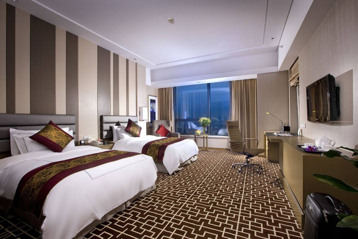 Superior Twin Room | Minibar, in-room safe, desk, blackout curtains