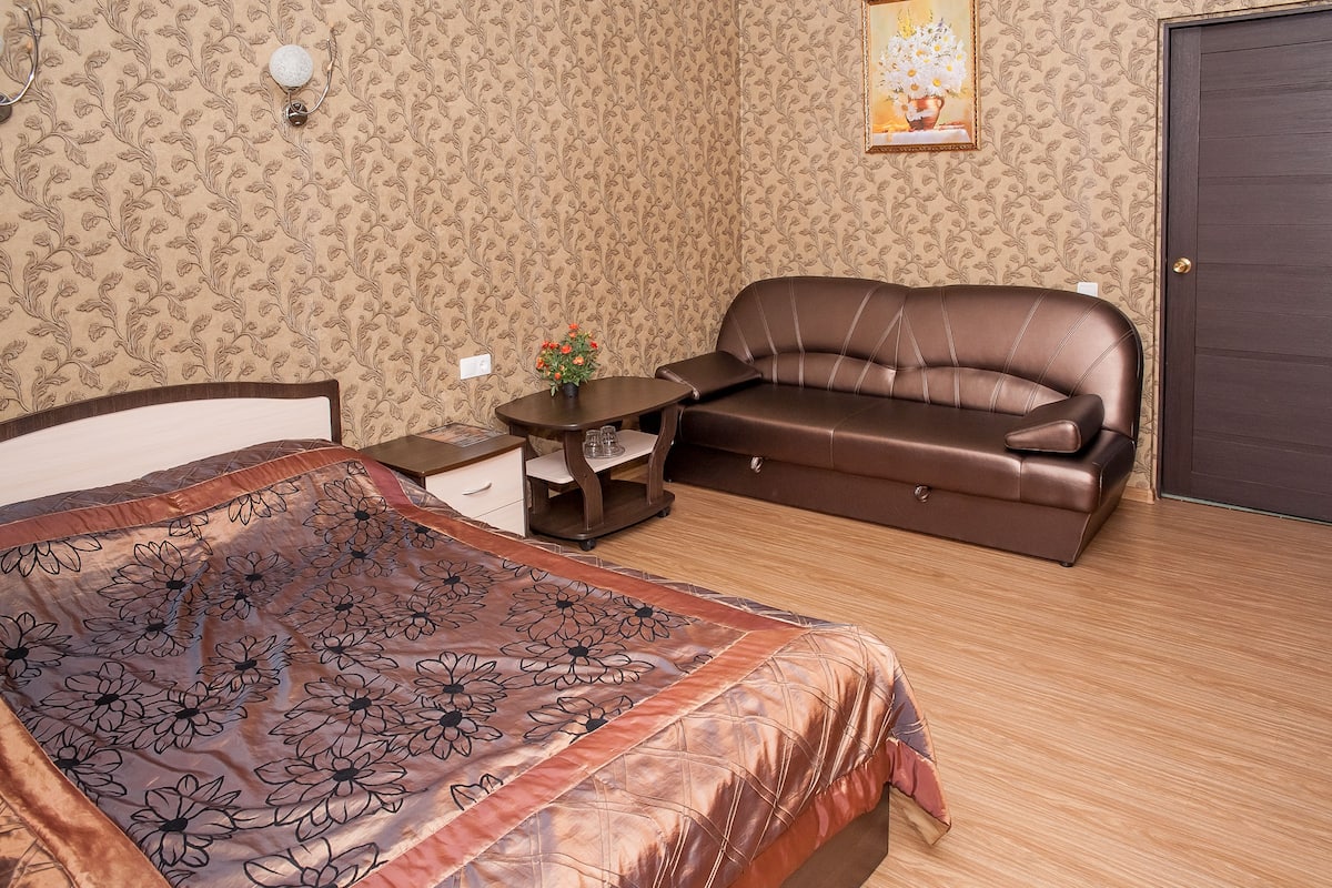 Camera tripla (Triple room with balcony) | Una scrivania, culle/letti per bambini (gratuiti), Wi-Fi gratuito
