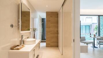 Habitación Deluxe doble, acceso a la piscina | Baño | Ducha y cabezal de ducha tipo lluvia