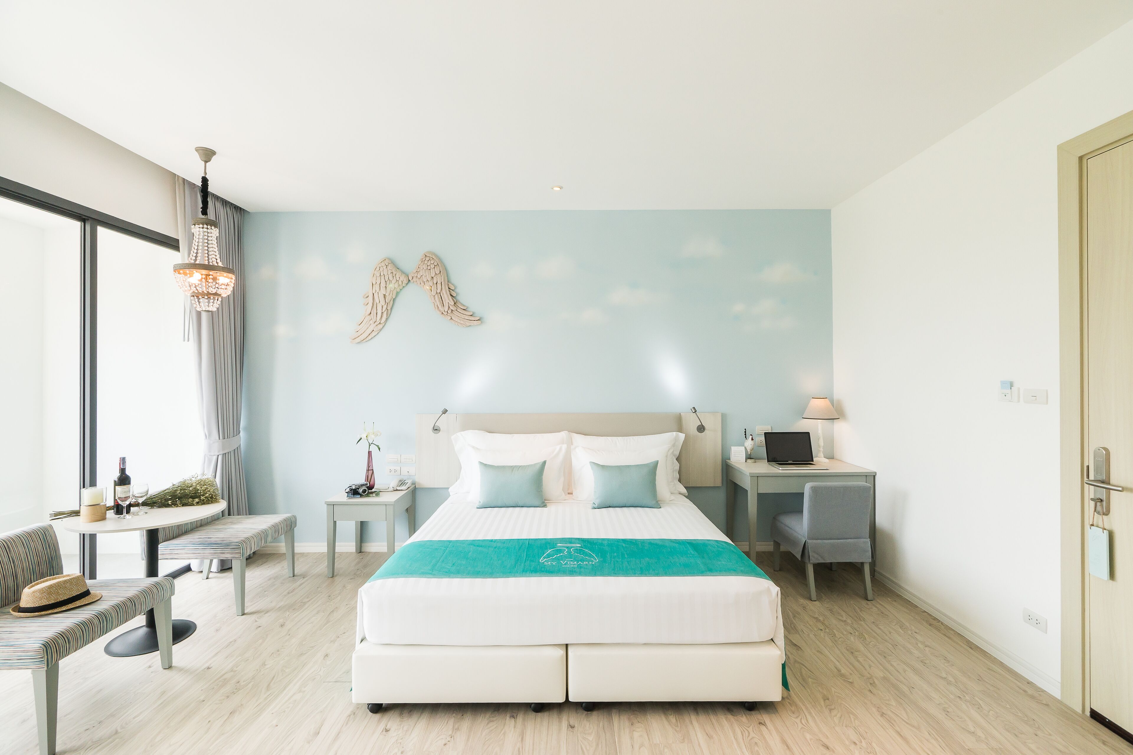 deluxe double room | 1 bedroom, in-room safe, desk, blackout curtains