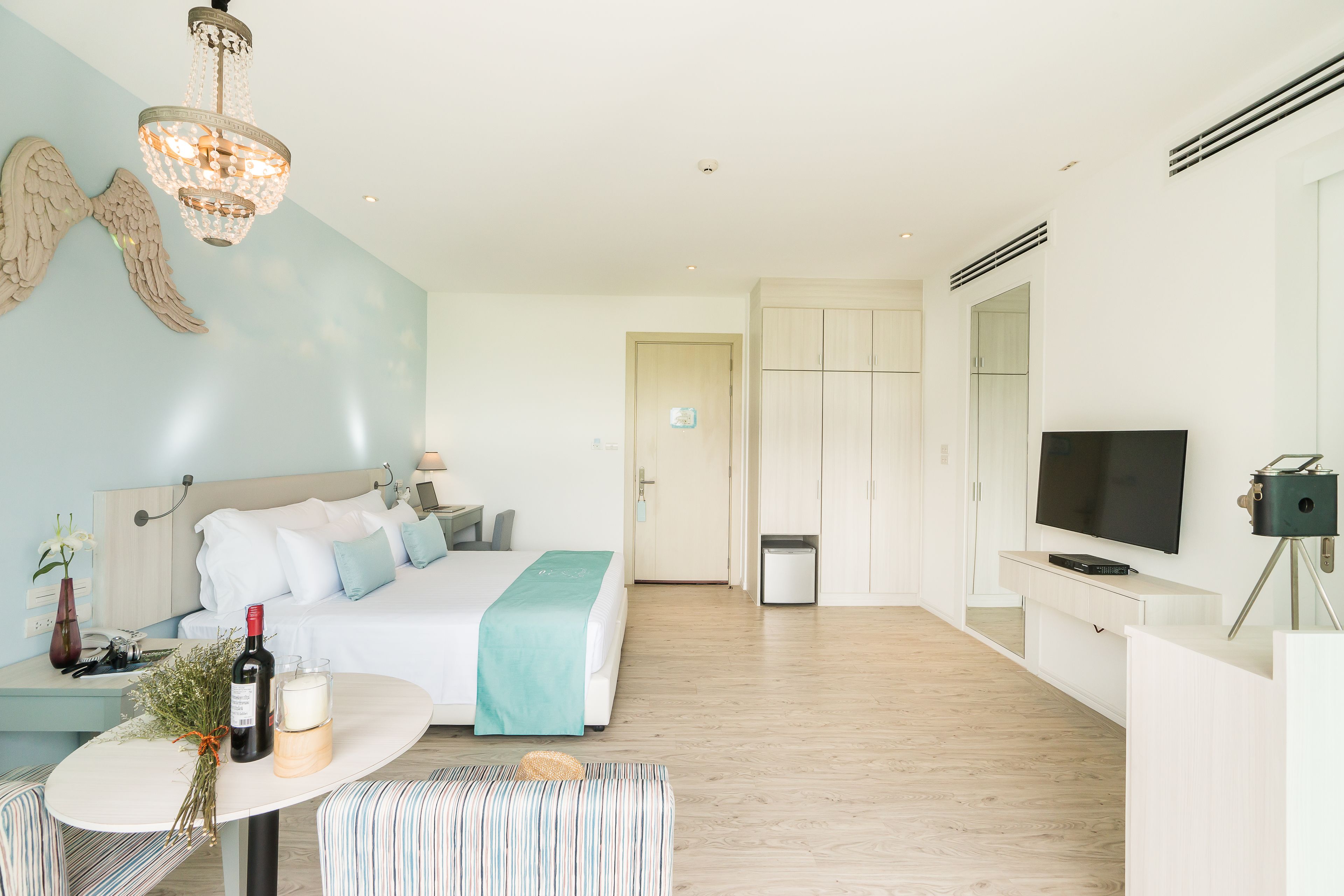 deluxe double room | 1 bedroom, in-room safe, desk, blackout curtains