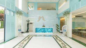 Lobby lounge
