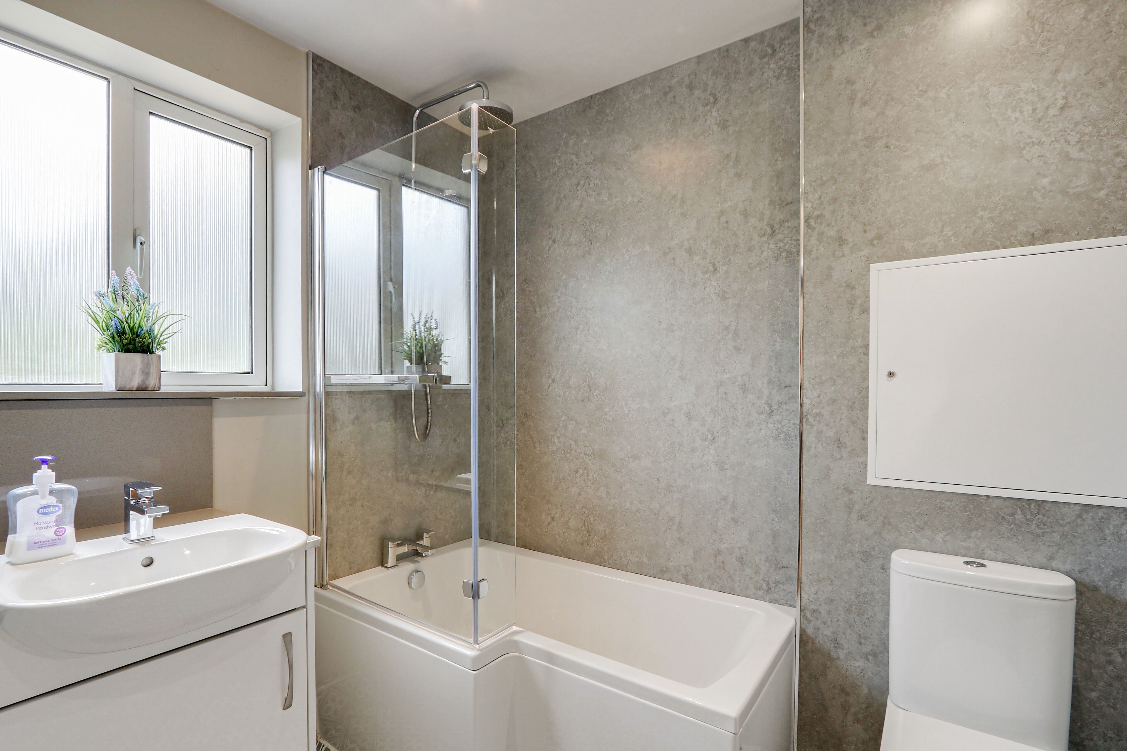 Cottage, 2 Bedrooms | Bathroom | Hair dryer, towels