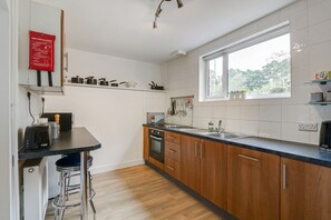 Cottage, 2 Bedrooms | Private kitchen | Fridge, microwave, oven, stovetop