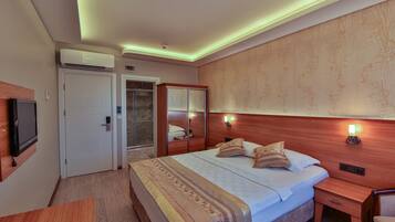 Habitación doble clásica, para fumadores, vista al mar | Minibar, escritorio, camas extra y wifi gratis