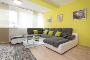 Departamento, 2 habitaciones (Top 5) | Sala de estar | Televisión de pantalla plana 