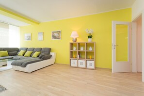 Apartment, 2 Bedrooms (Top 5) | Living room