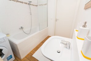 Bañera con ducha, artículos de tocador gratuitos, secador de pelo