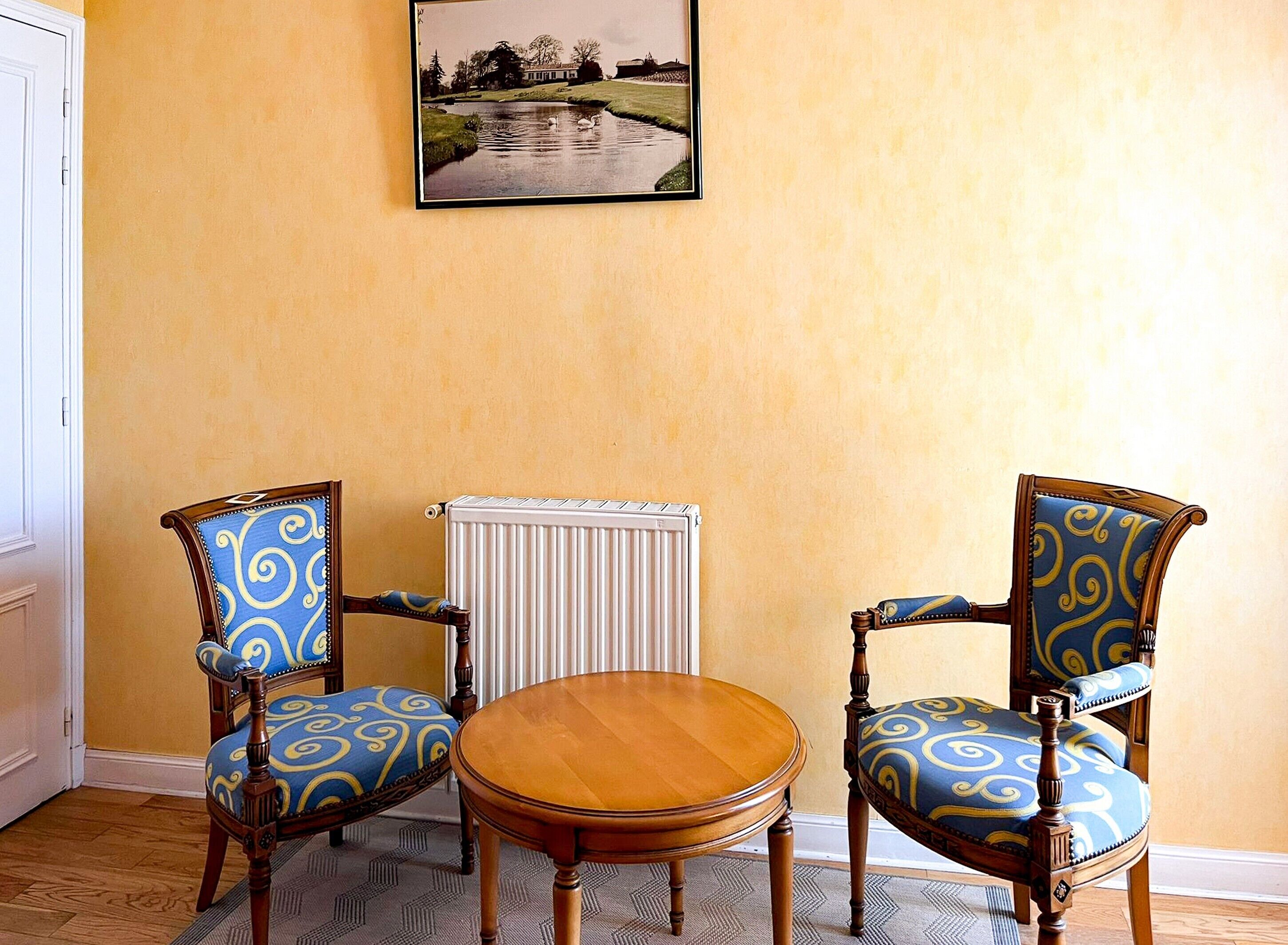 standard double room | living area | tv