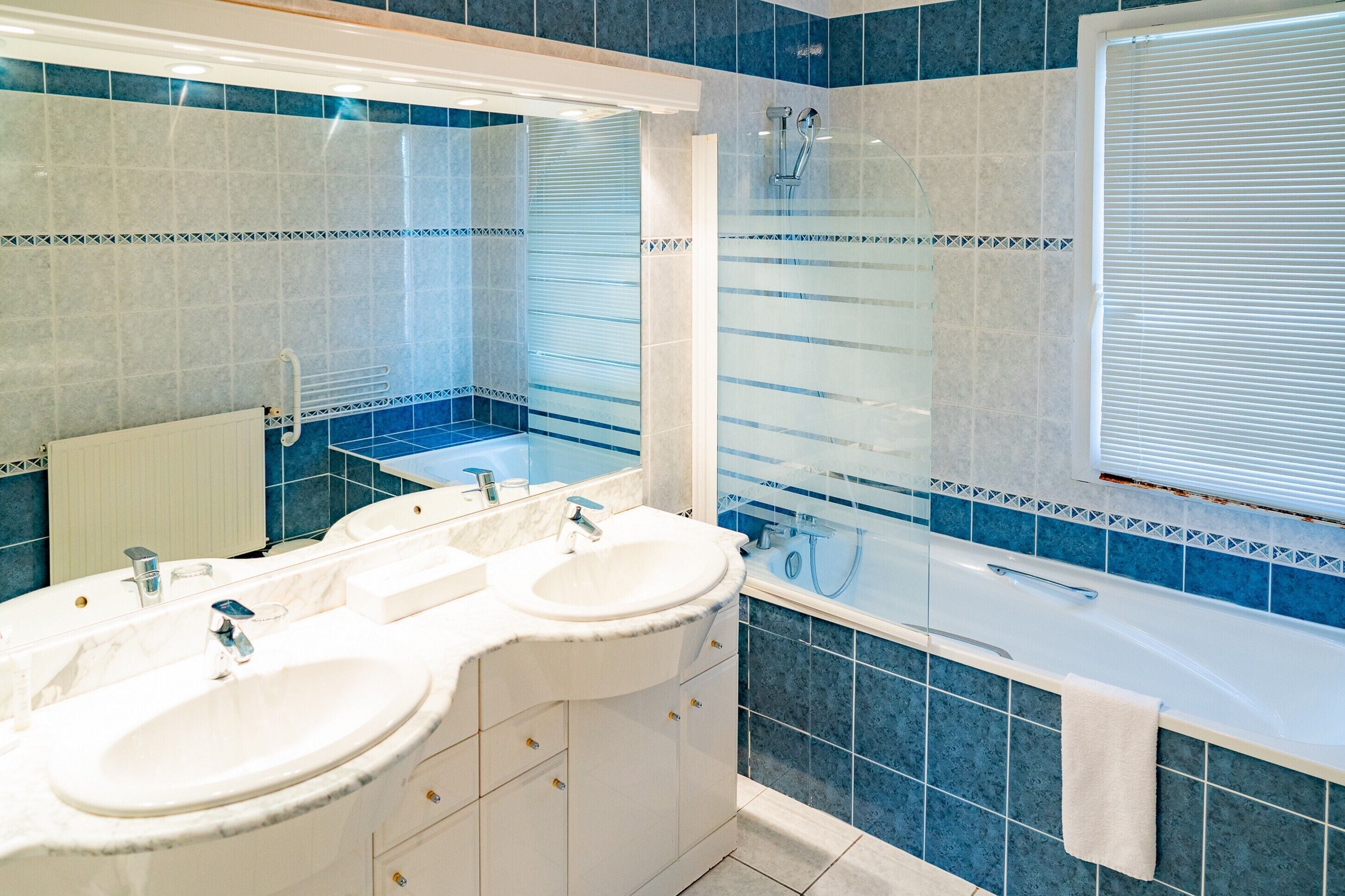 superior double room | bathroom | bathtub, free toiletries, hair dryer, towels