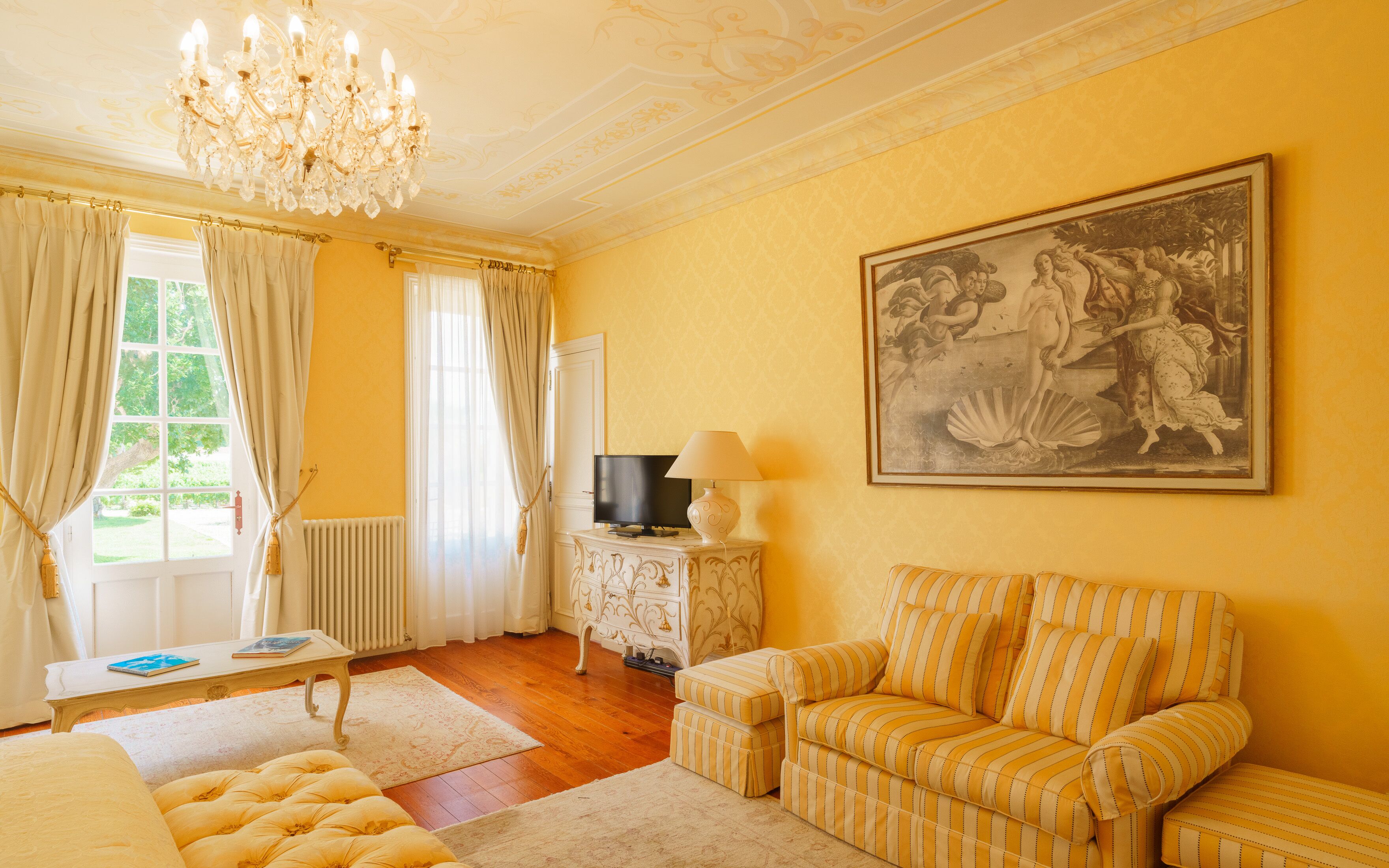 Minibar, coffres-forts dans les chambres, décoration personnalisée