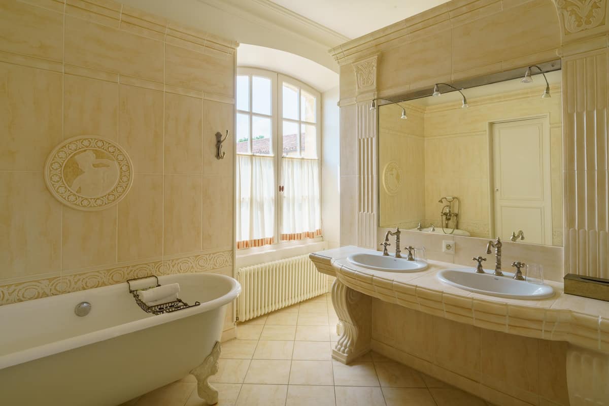 suite vénitienne | bathroom | bathtub, free toiletries, hair dryer, towels