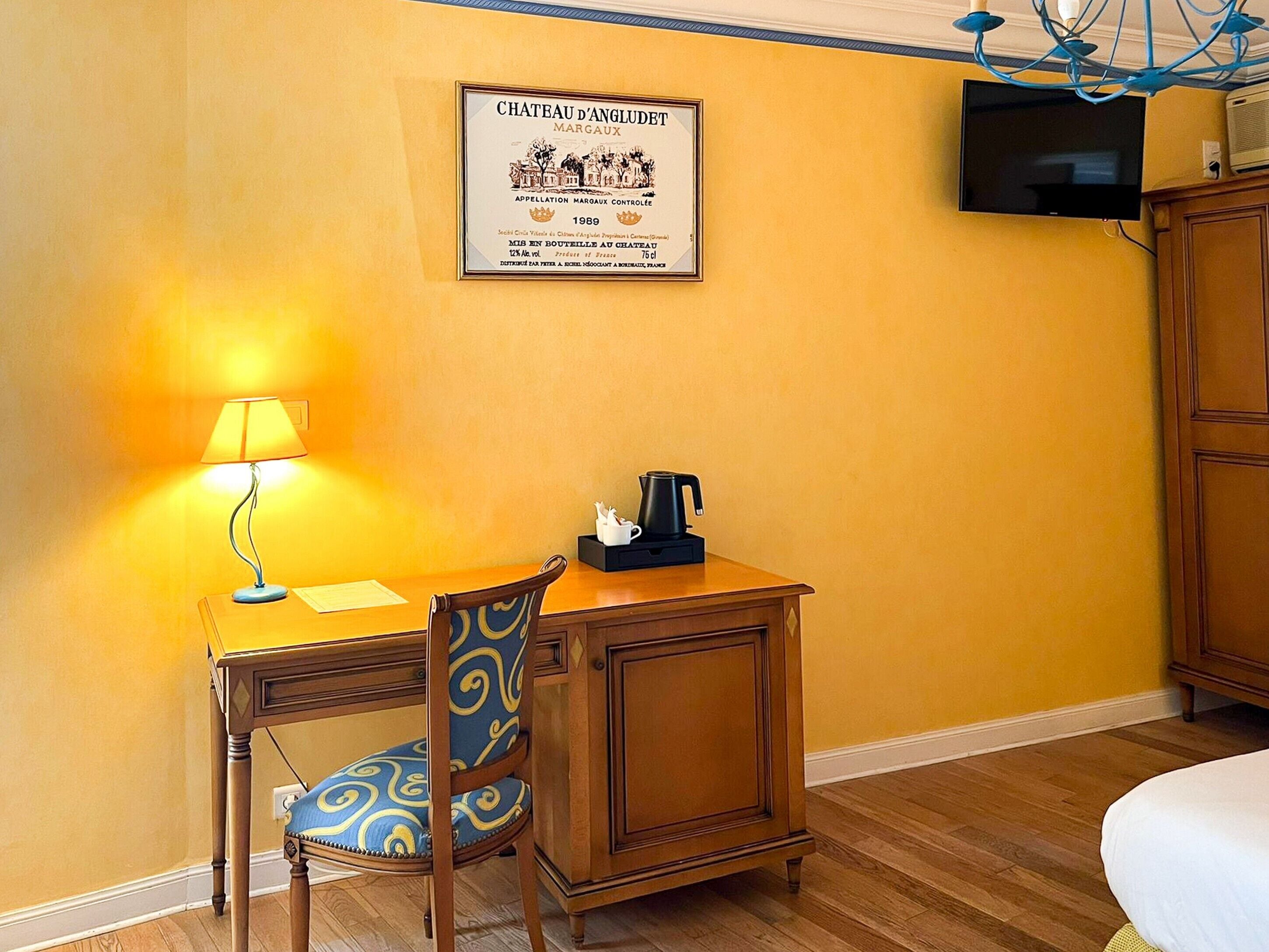 standard double room | living area | tv