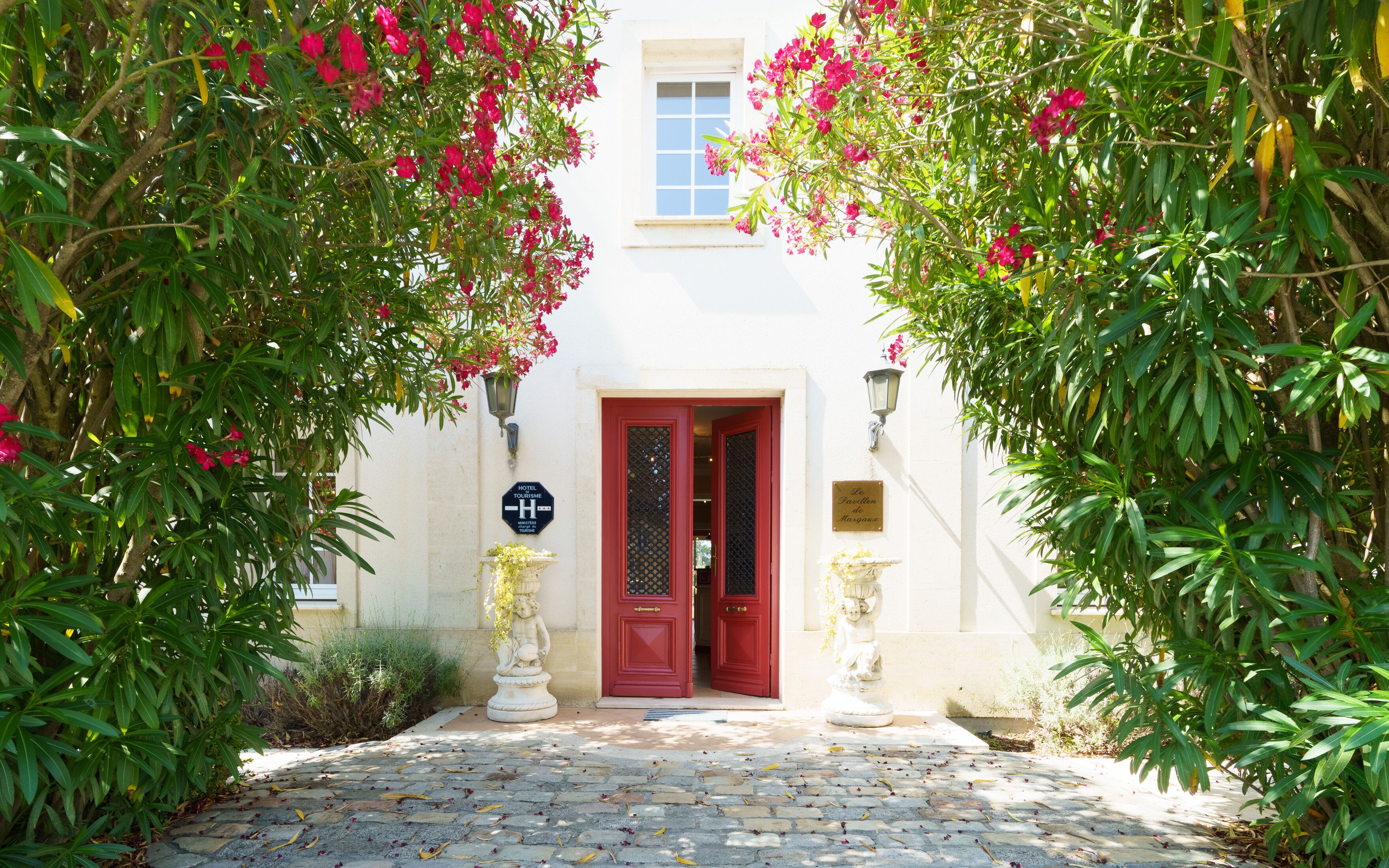 Mặt tiền nơi lưu trú