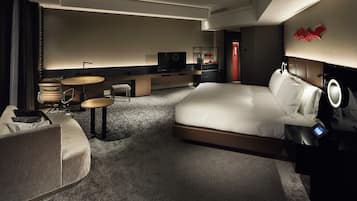King Executive Corner Room | Premium bedding, minibar, in-room safe, desk