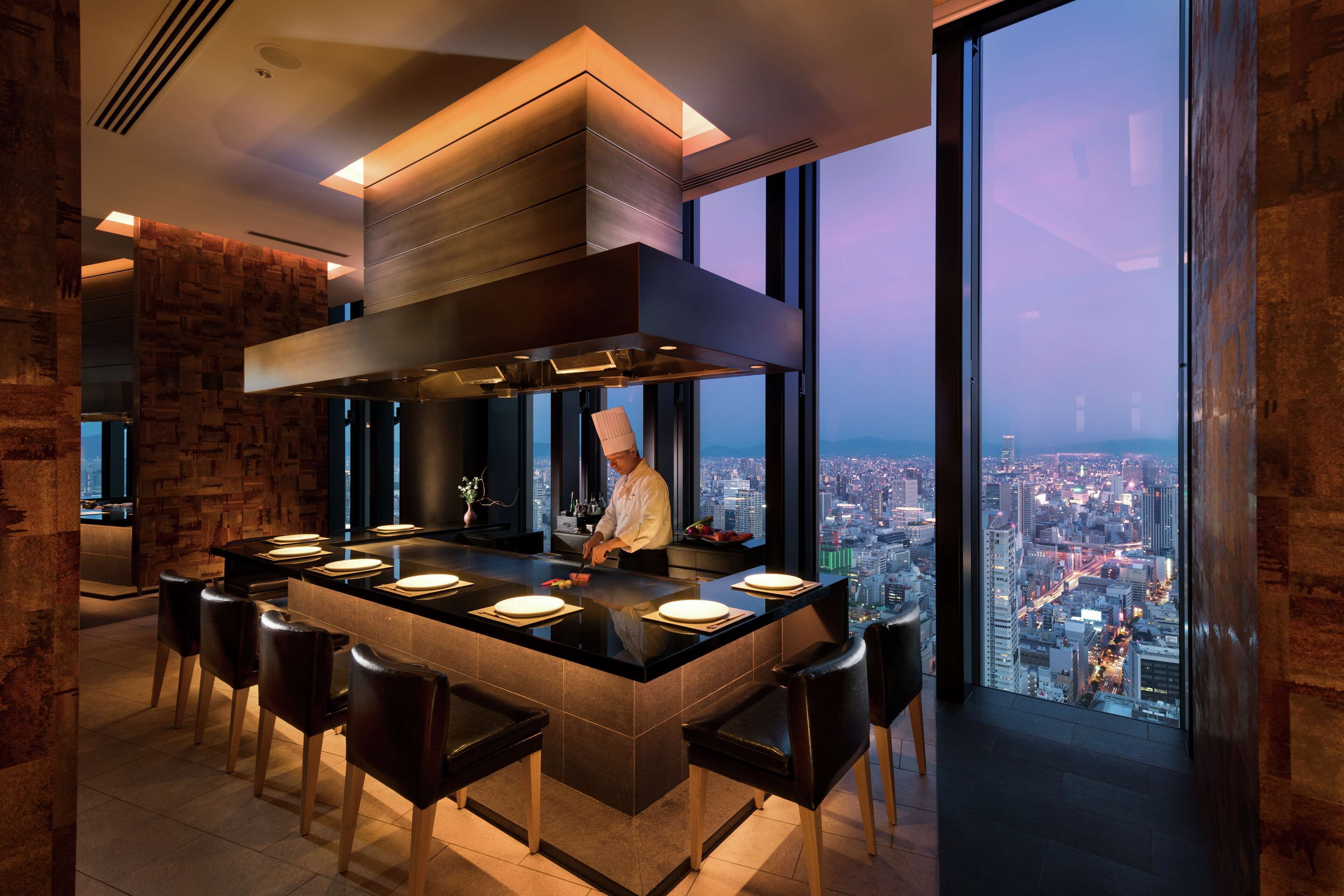 4 か所のレストラン、朝食、ランチ、ディナーに営業 (多国籍料理)