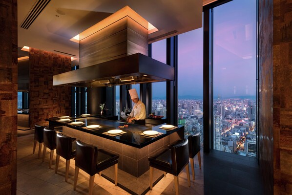 4 restaurants, breakfast, lunch, dinner served; international cuisine - Conrad Osaka (Osaka)