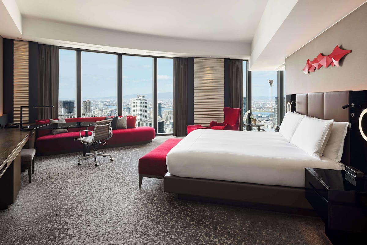Premium bedding, minibar, in-room safe, desk