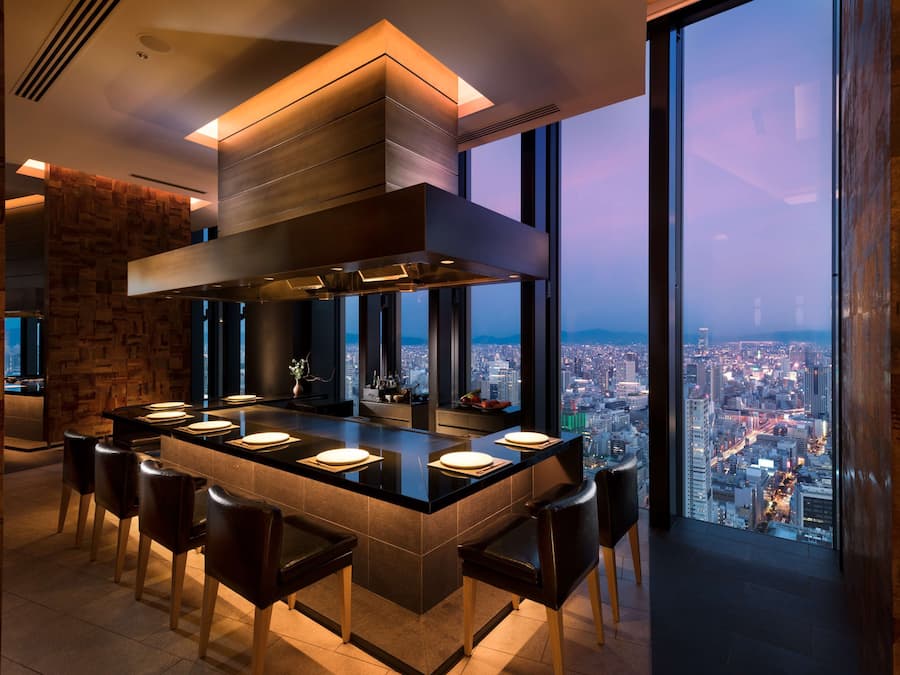 4 restaurants, breakfast, lunch, dinner served; international cuisine