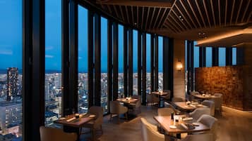 4 restaurantes; se sirven desayunos, almuerzos y cocina internacional