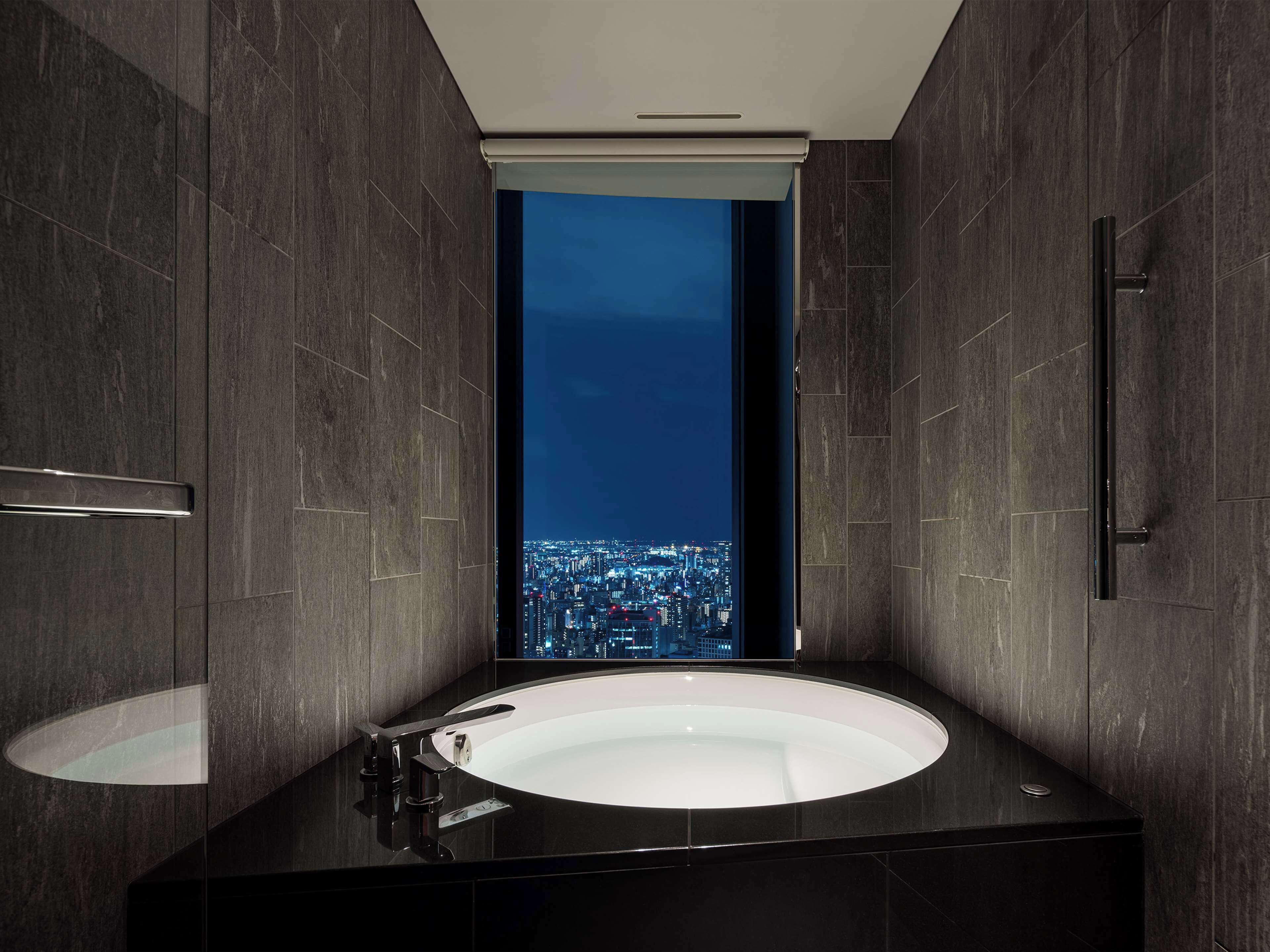 junior suite, corner | bathroom | combined shower/bathtub, free toiletries, hair dryer, bathrobes