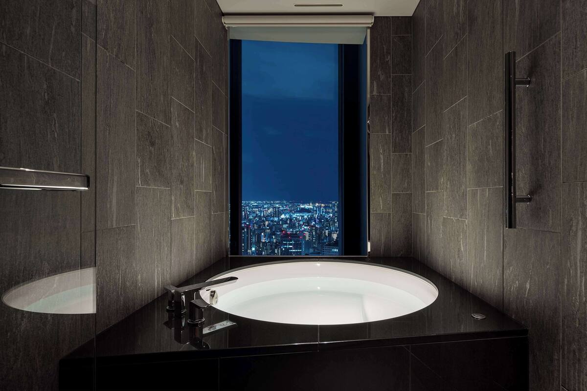 junior suite, corner | bathroom | combined shower/bathtub, free toiletries, hair dryer, bathrobes