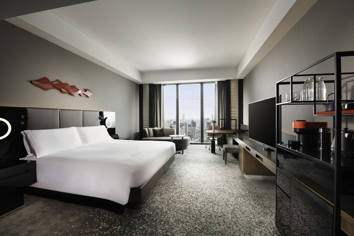 King Premium View | Premium bedding, minibar, in-room safe, desk