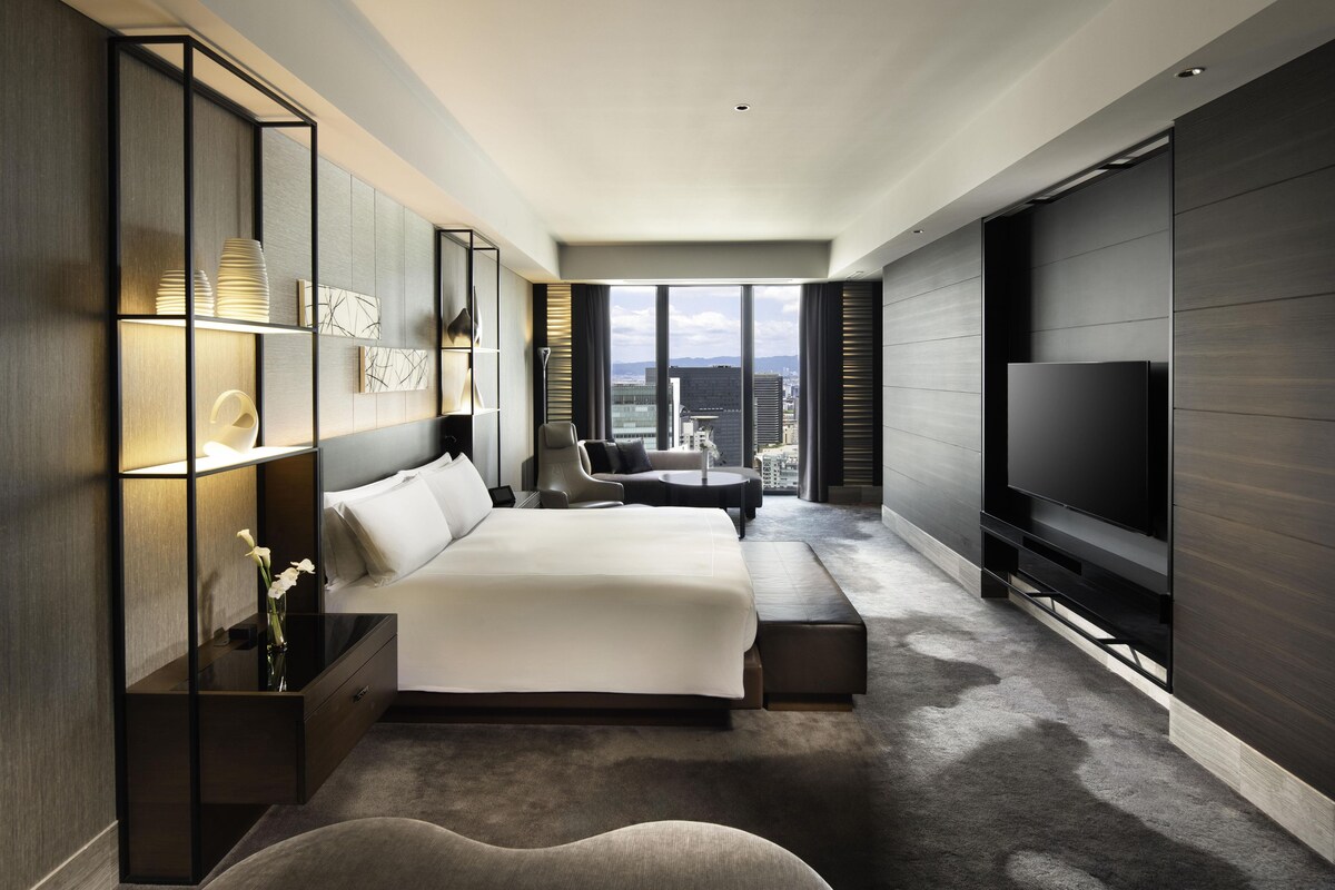 Suite, 1 King Bed | Premium bedding, minibar, in-room safe, desk