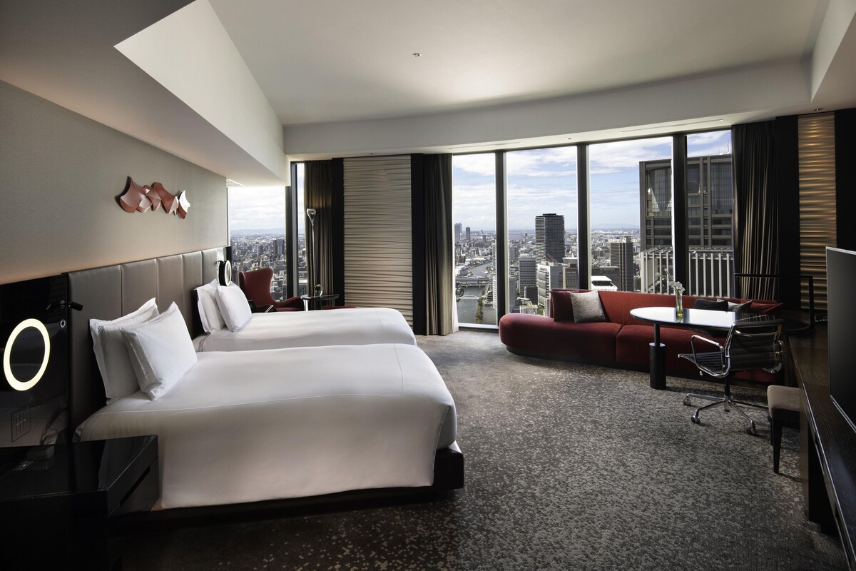 Junior Suite, Corner | Premium bedding, minibar, in-room safe, desk