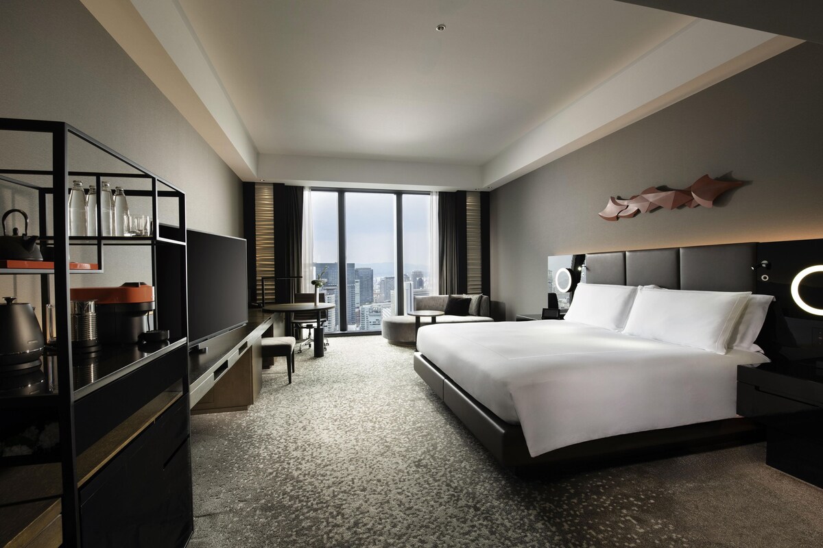 King Deluxe Room | Premium bedding, minibar, in-room safe, desk