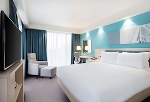 In-room safe, desk, laptop workspace, blackout drapes - Hampton by Hilton London Excel (London)