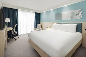 In-room safe, desk, laptop workspace, blackout curtains - Hampton by Hilton London Docklands (London)