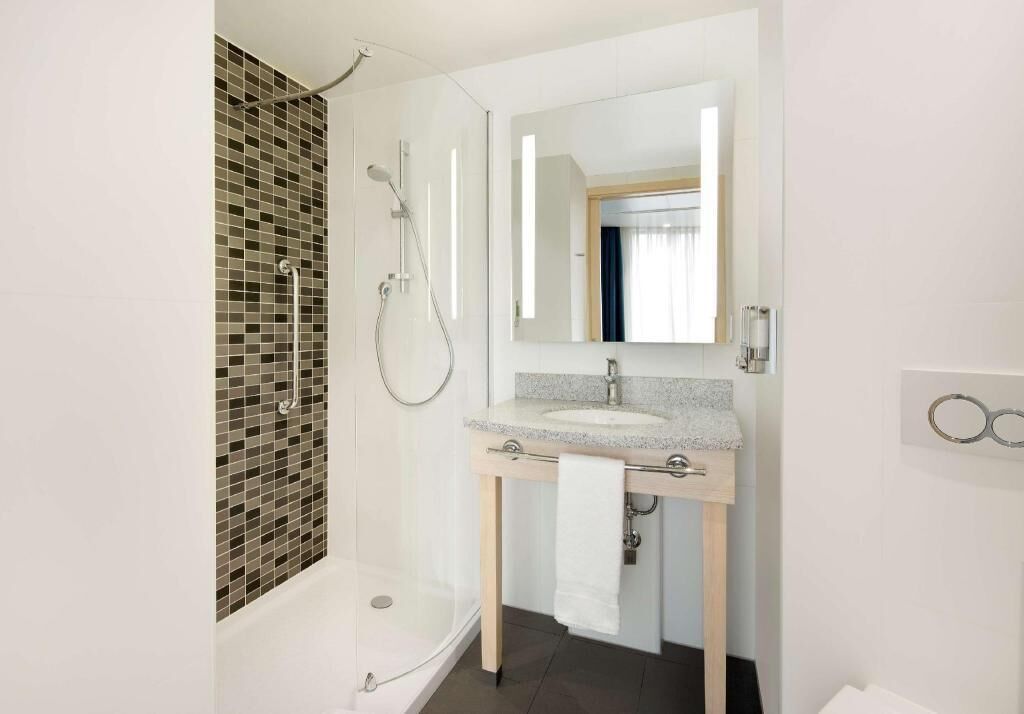 Bathroom | Shower, free toiletries, towels