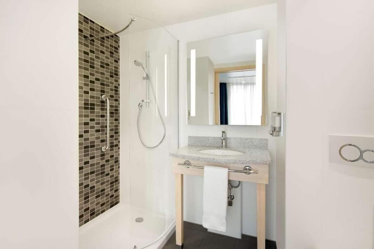 Baño | Regadera, amenidades de baño gratuitas, toallas