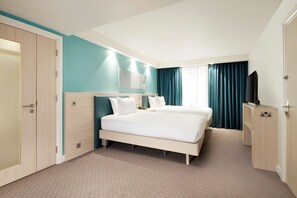 Twin Room, Accessible | In-room safe, desk, laptop workspace, blackout drapes