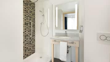Douche, articles de toilette gratuits, serviettes fournies