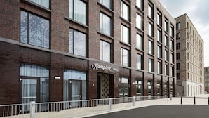 Un edificio moderno in mattoni con ampie finestre e un cartello con la scritta "Hampton".