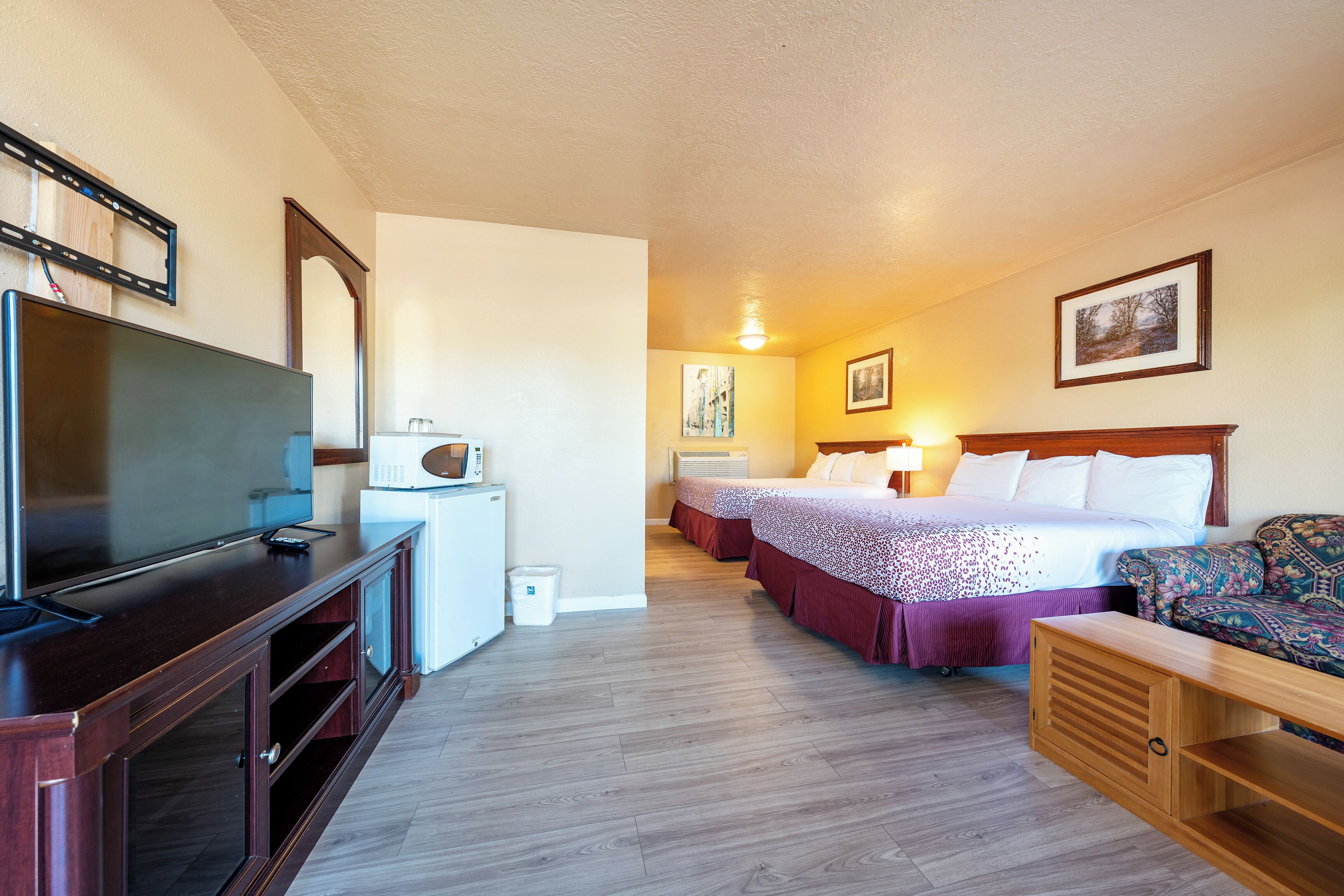 Habitación, para no fumadores (2 Full Beds) | Caja de seguridad en la habitación y tabla de planchar con plancha 