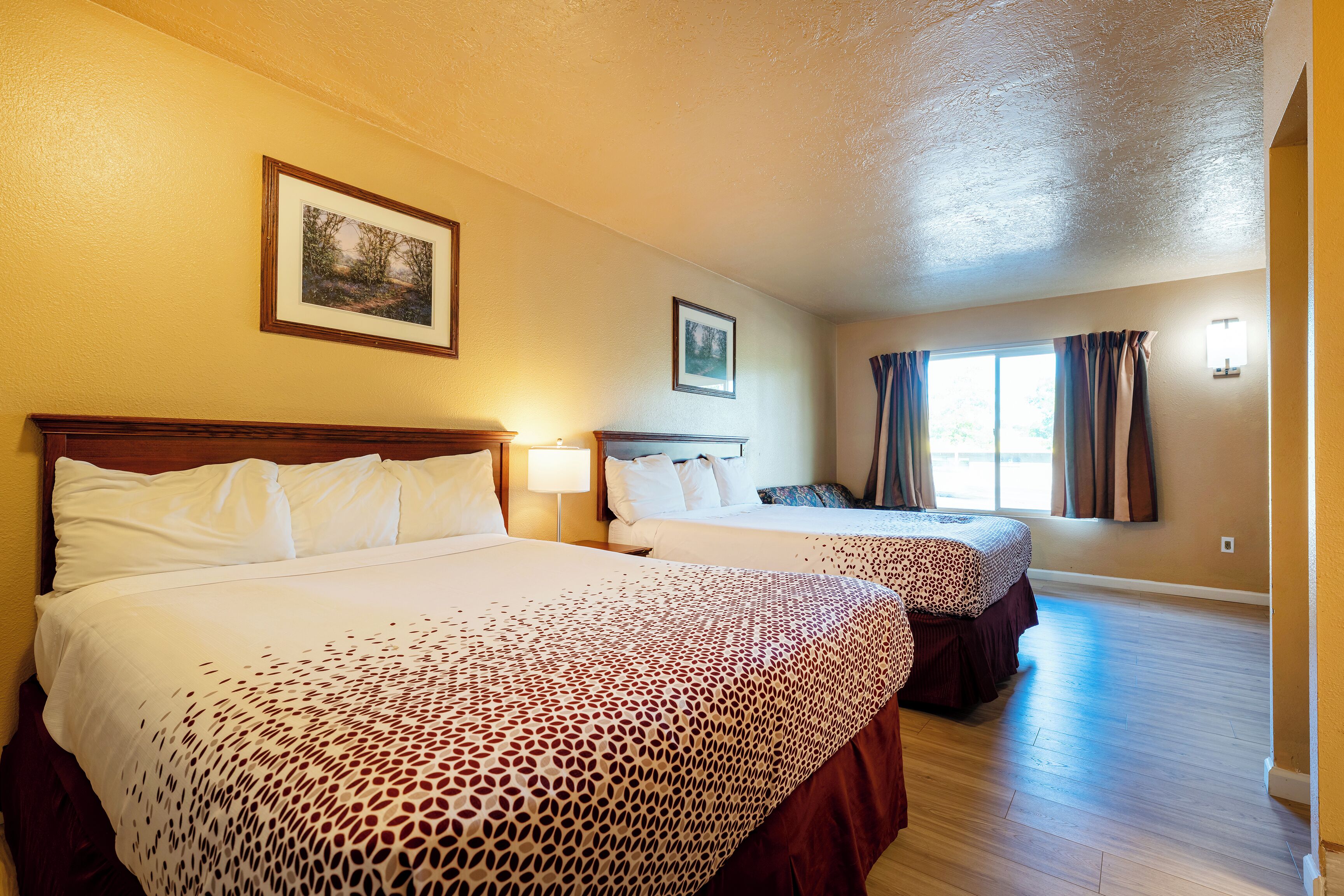 客房, 非吸煙房 (2 Full Beds) | 客房內保險箱、熨斗/熨衣板、免費無線上網、床單