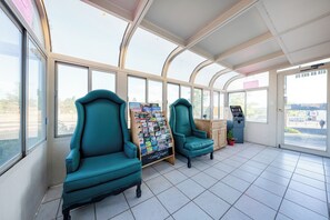 Coin salon dans le hall